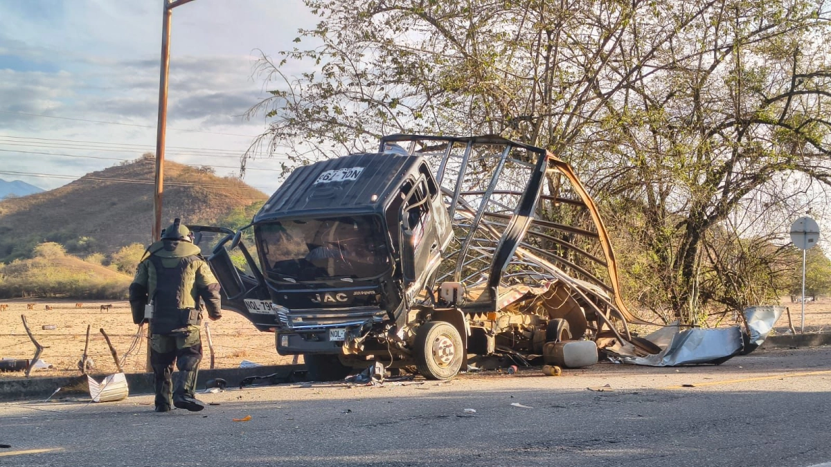 Ejército evita una tragedia mayor tras ataque con camión bomba en vía Panamericana, en Cauca: vehículo tenía otros 5 explosivos y fueron neutralizados