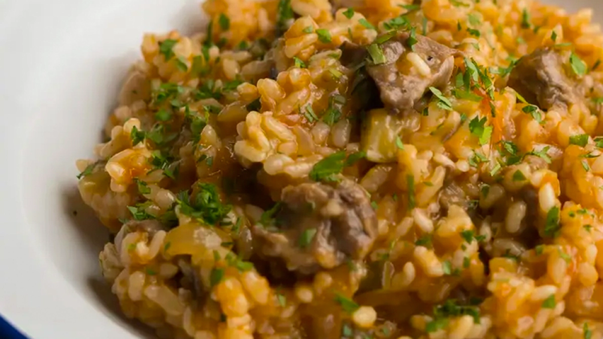 José Andrés, chef: "El secreto de un arroz meloso sin caldo ni sofrito está en 4 ajos, azafrán y este corte de conejo"