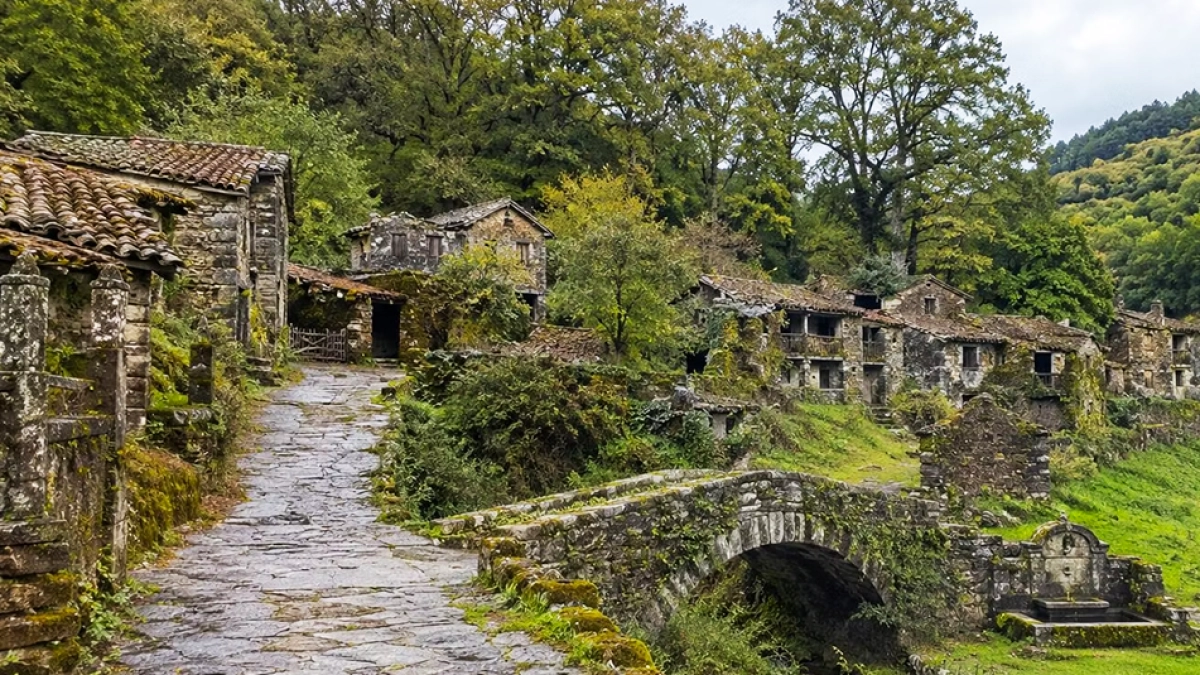 En España regalan una aldea completa de 12 casas y 15.000 m², pero hay una condición que pocos cumplen