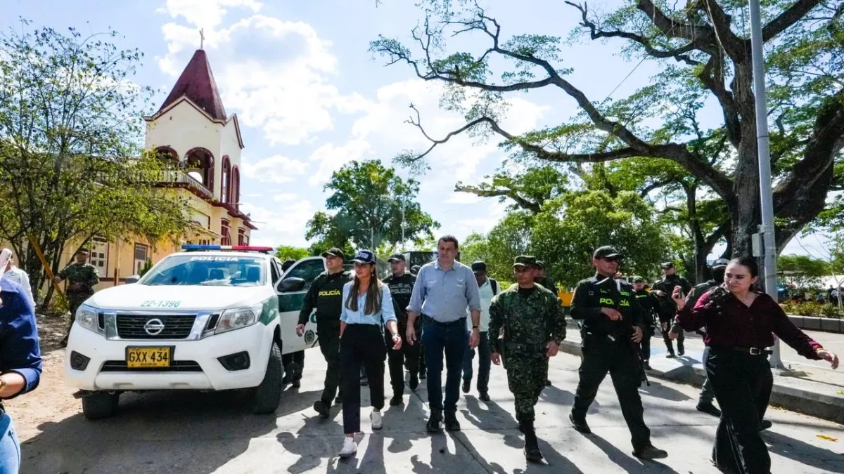 Gobernadora del Tolima decidió despachar desde Ataco, zona donde grupos armados asesinan a policías y atacan con drones alcaldías y bases militares