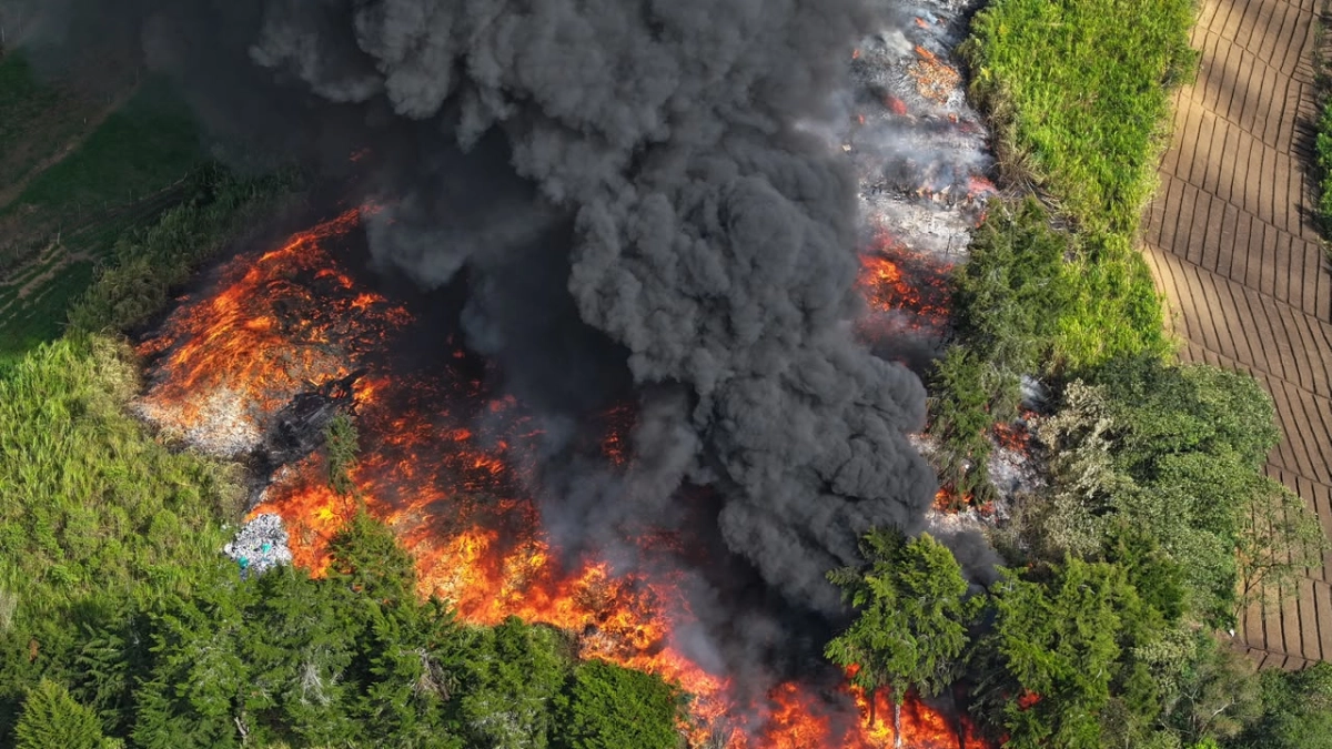 Rionegro lleva más de 16 horas bajo el fuego: el dramático operativo por aire y tierra para apagar un voraz incendio en el Oriente antioqueño