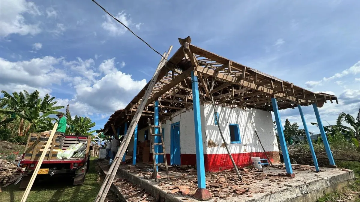 Más de mil toneladas de materiales ponen en marcha la reconstrucción de viviendas tras el terremoto en Antioquia