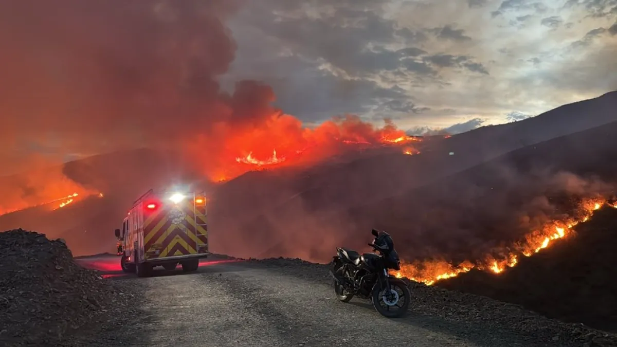 Grave incendio forestal afecta zona montañosa de Guabinas y mantiene operativo de emergencia en Yumbo, Valle del Cauca