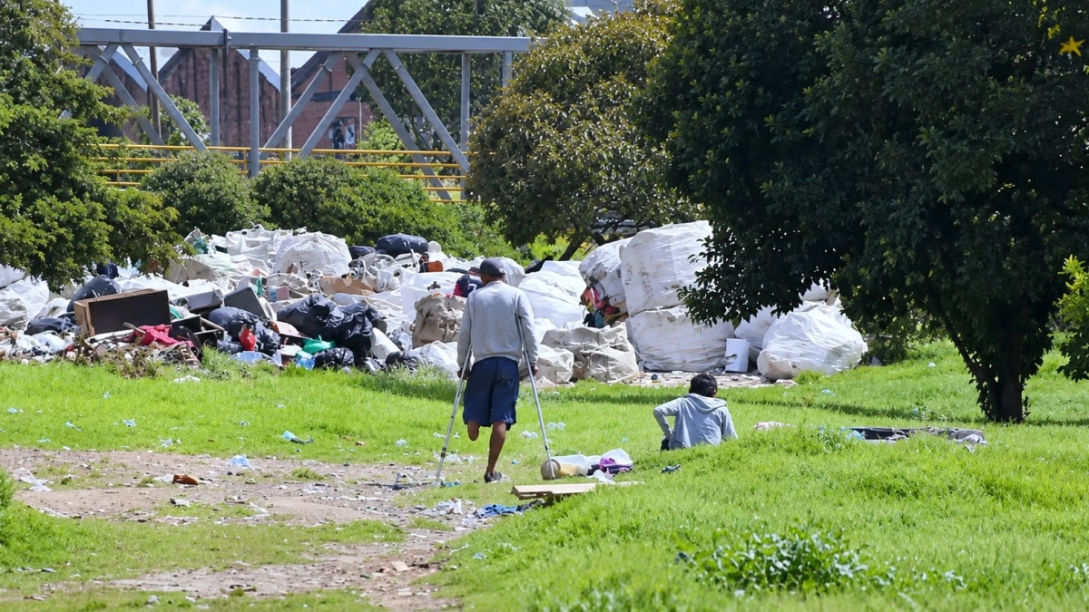Tras una década entre residuos, cambuches e inseguridad, recuperaron 4.500 metros cuadrados de la ronda del río Fucha