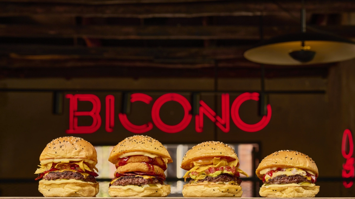 Bícono cumple diez años y presenta nueva carta con hamburguesas, opciones vegetarianas y coctelería
