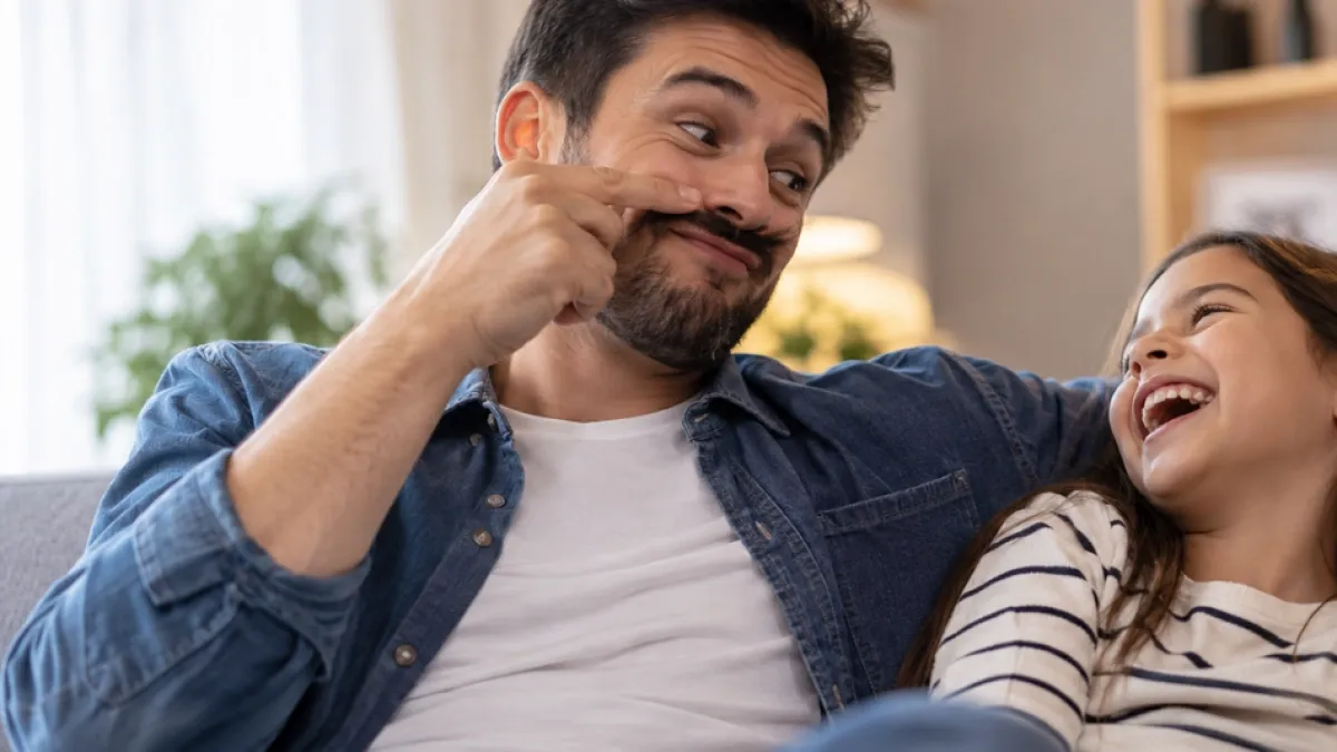 ¿Los 'chistes malos de papá’ fortalecen el vínculo con los hijos? La psicología revela qué hay detrás de este humor