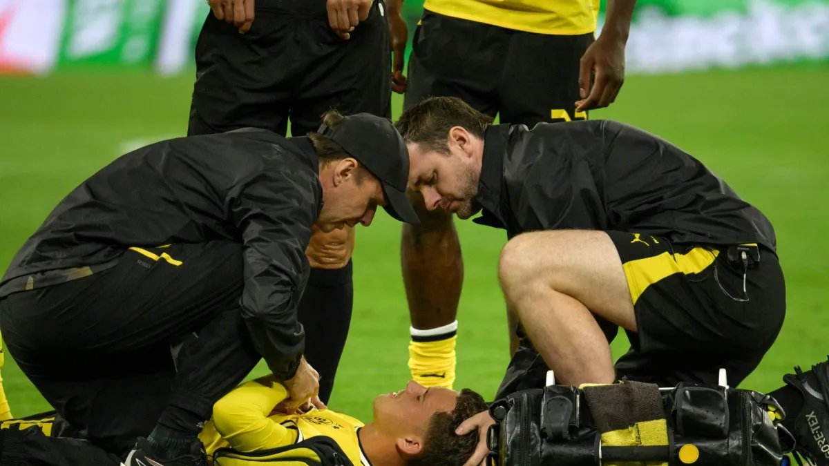 Alarma en la Champions League: jugador del Borussia Dortmund sufre colapso circulatorio en pleno partido