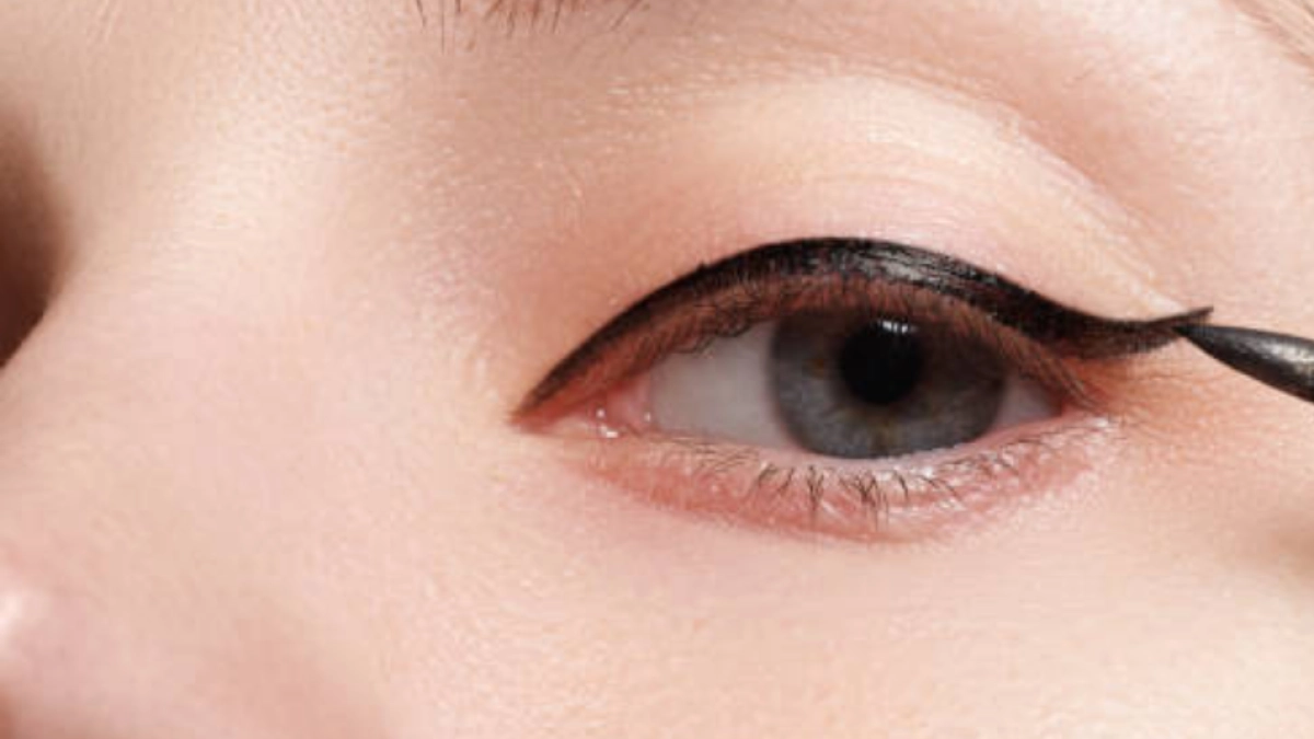 Maquilladores profesionales aconsejan no hacer el delineado negro en el ojo: ‘A partir de los 50, en la línea de agua hace que parezcas mayor’