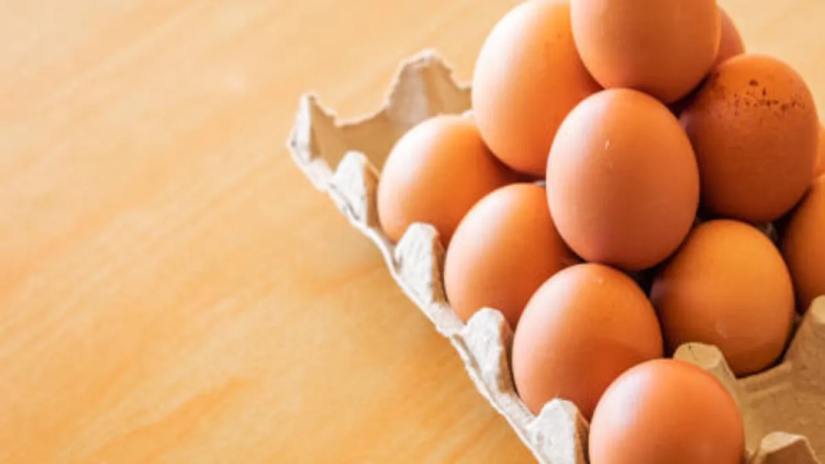 ¿Por qué los huevos están fuera de la nevera en el supermercado? La razón y cómo guardarlos en casa