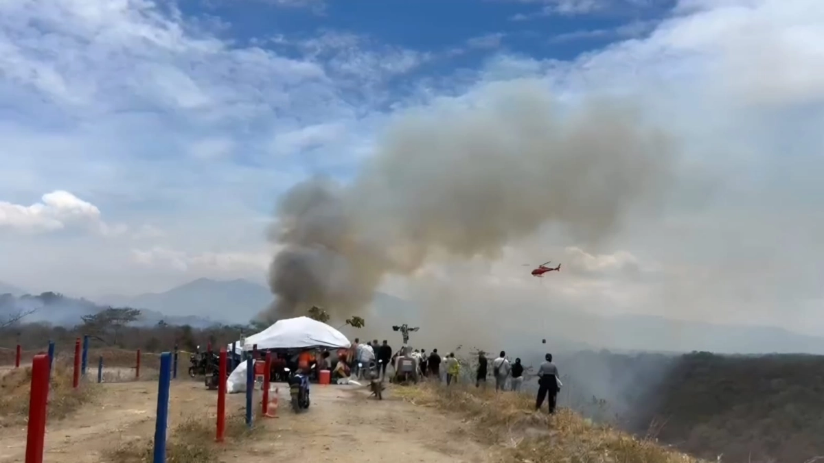 Emergencia en Tolima: masivo operativo por aire y tierra para sofocar voraz incendio forestal en las montañas de San Luis