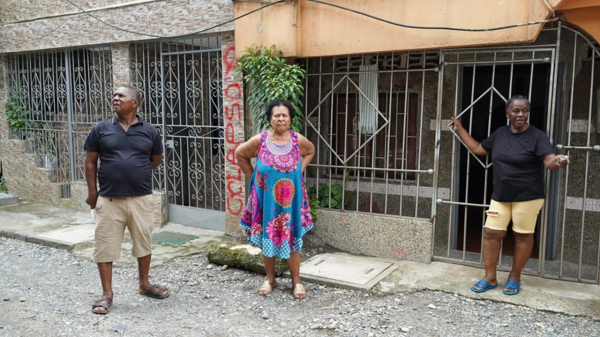 ‘Nos da susto que nos caiga encima’: En el barrio Jardín, de Quibdó, vecinos no duermen en sus casas por miedo a un edificio afectado por el terremoto