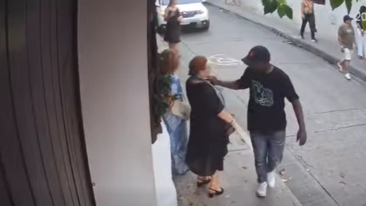 Video | Turista extranjera es víctima de raponazo en el Centro Histórico de Cartagena: el ladrón le arrancó la cadena del cuello y huyó a pie