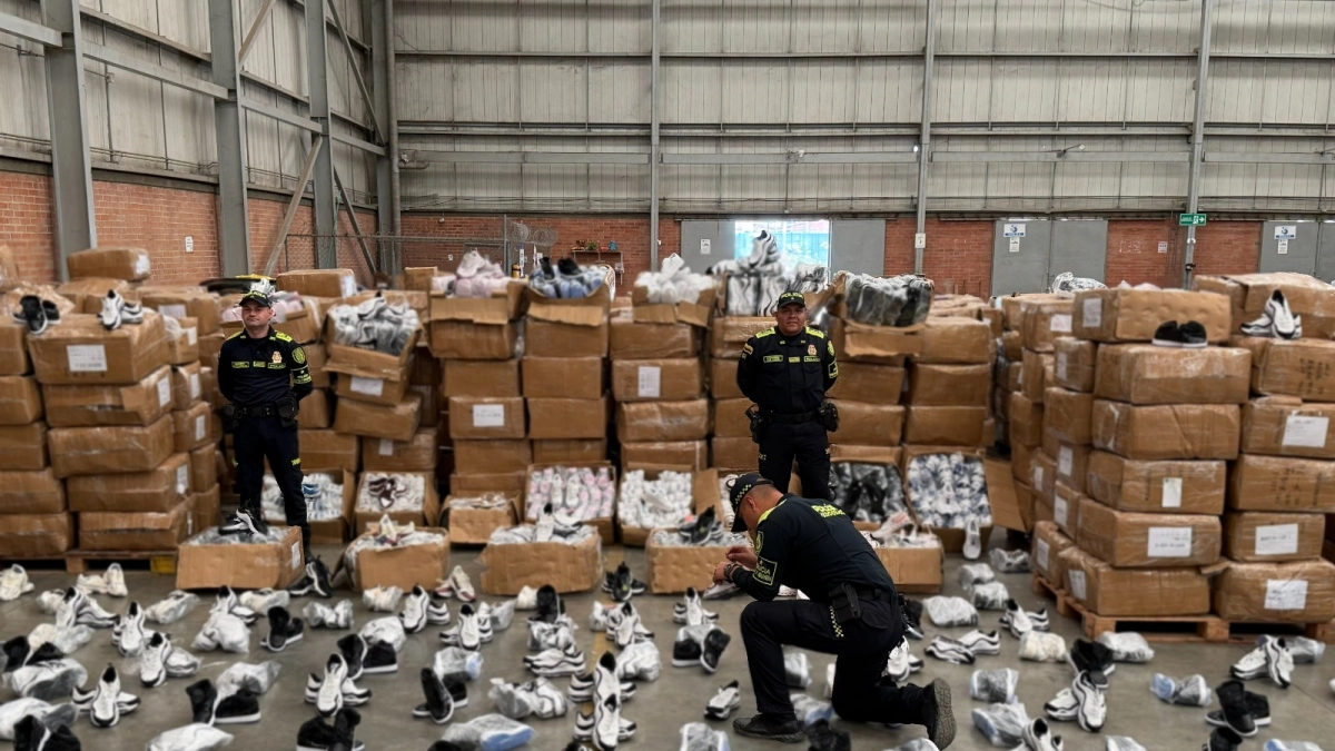 Contrabando con 'cortina de humo': usaban útiles escolares en las primeras cajas para esconder 19.000 pares de calzado de contrabando