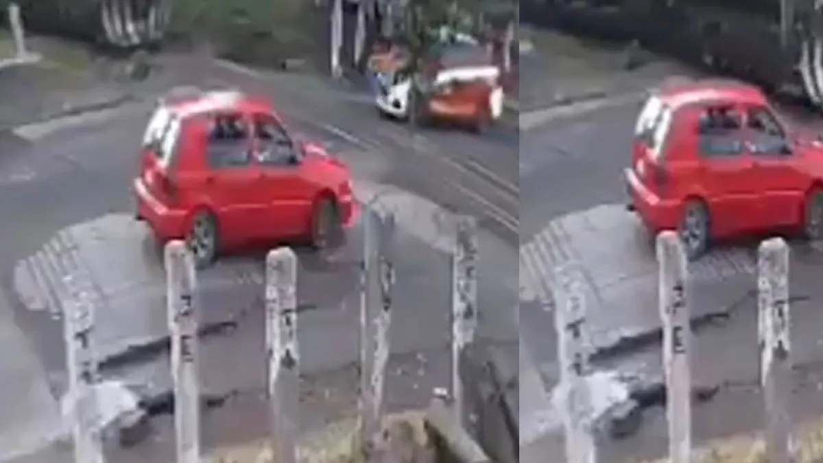 Tren arrolló a un taxi en un cruce y destrozó la parte frontal del vehículo, en México: conductor sobrevivió con lesiones leves