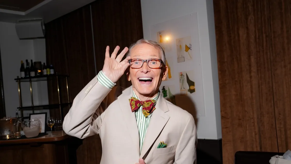 Muere Bob Mackie, el diseñador que convirtió las lentejuelas y los cristales en una firma de Hollywood
