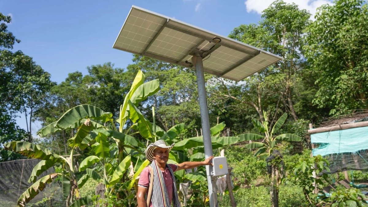 La comunidad donde unos paneles solares transformaron la vida de 200 personas: ‘ahora podemos tener una nevera; los niños pueden estudiar en la noche’