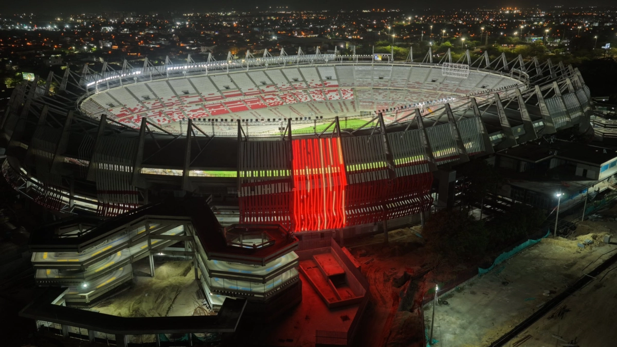 El estadio Metropolitano de Barranquilla ya enciende las más de 74.000 luces led de su fachada, a dos meses de la final de la Copa Sudamericana
