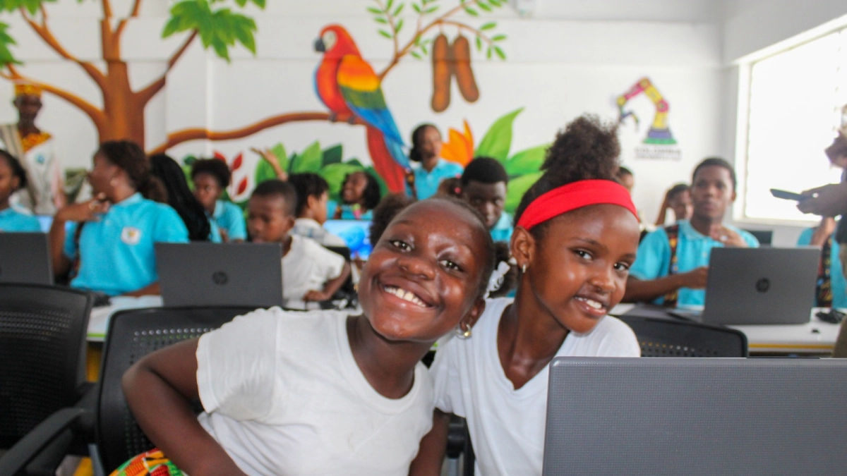Palenque, el primer pueblo libre de América, inaugura su Aula de Innovación Tecnológica Orika que beneficia a 712 niños y niñas