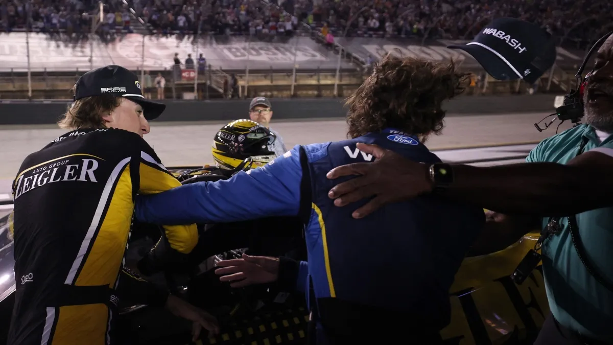 Video | Así fue la violenta pelea en la zona de boxes, que se desató entre dos pilotos de la serie Nascar