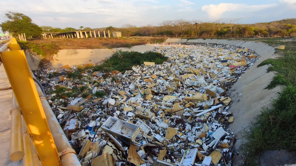 Las impresionantes imágenes de basuras que dejan las lluvias en Barranquilla: espuma de neveras, enfriadores y plásticos taponan el arroyo León