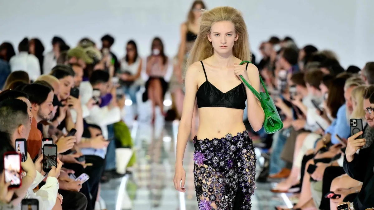Prada abre la Semana de la Moda de Milán con una nueva mirada sobre la falda