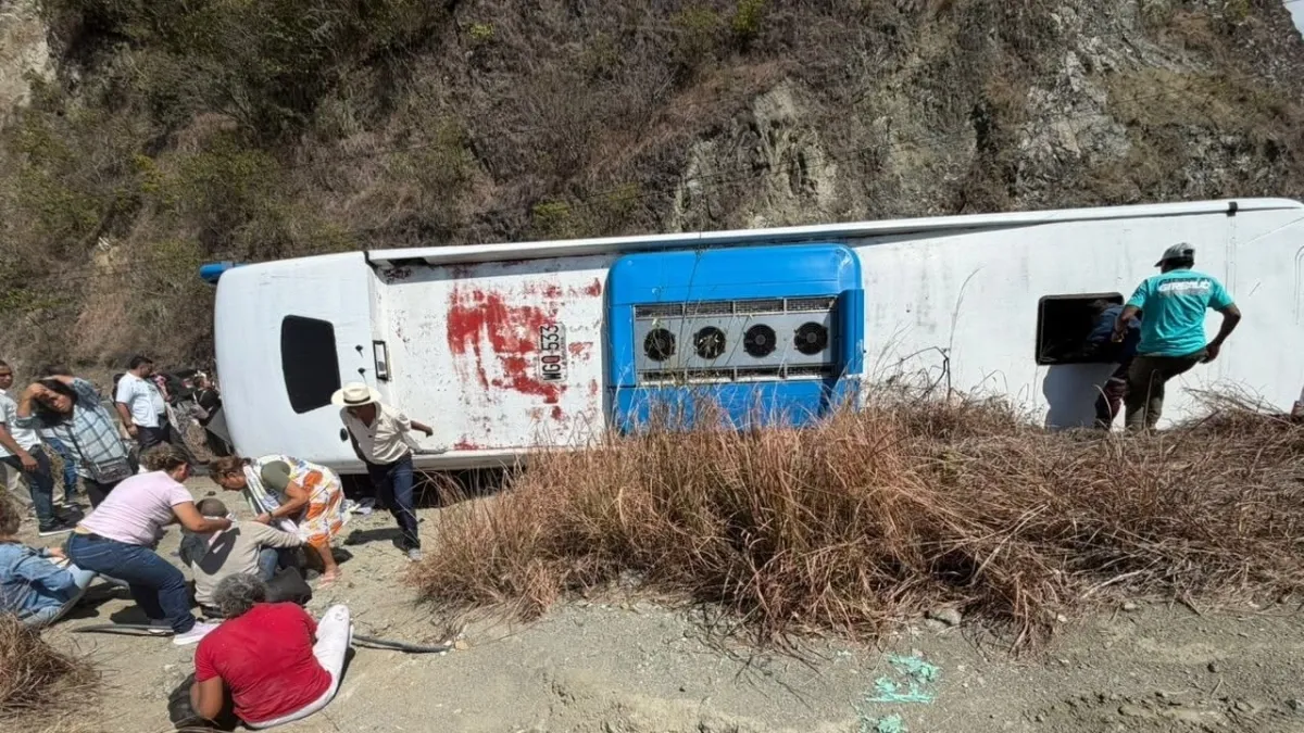 Un bus de transporte intermunicipal se volcó y cayó a un abismo en Santa Fe de Antioquia: 18 personas resultaron lesionadas