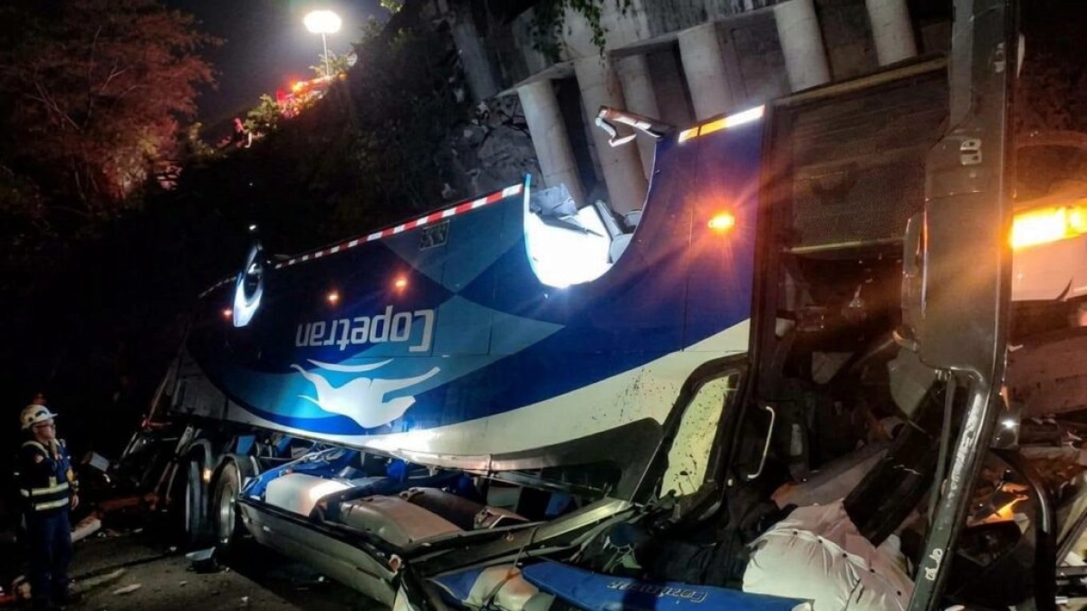 Tragedia en Aguachica (Cesar): un bus de Copetran cayó a una quebrada tras salirse de la vía dejando tres muertos y doce heridos