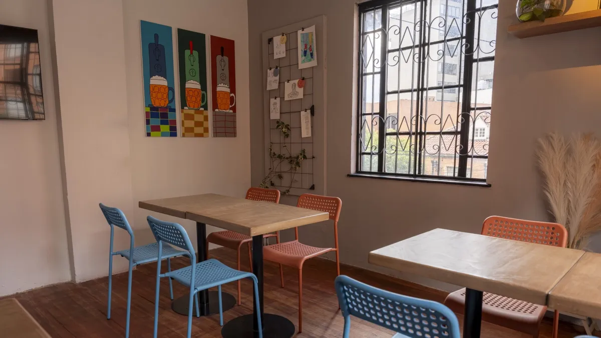 Tacho y ya: la nueva cervecería de barrio en Bogotá que quiere recuperar la tradición de sentarse a conversar