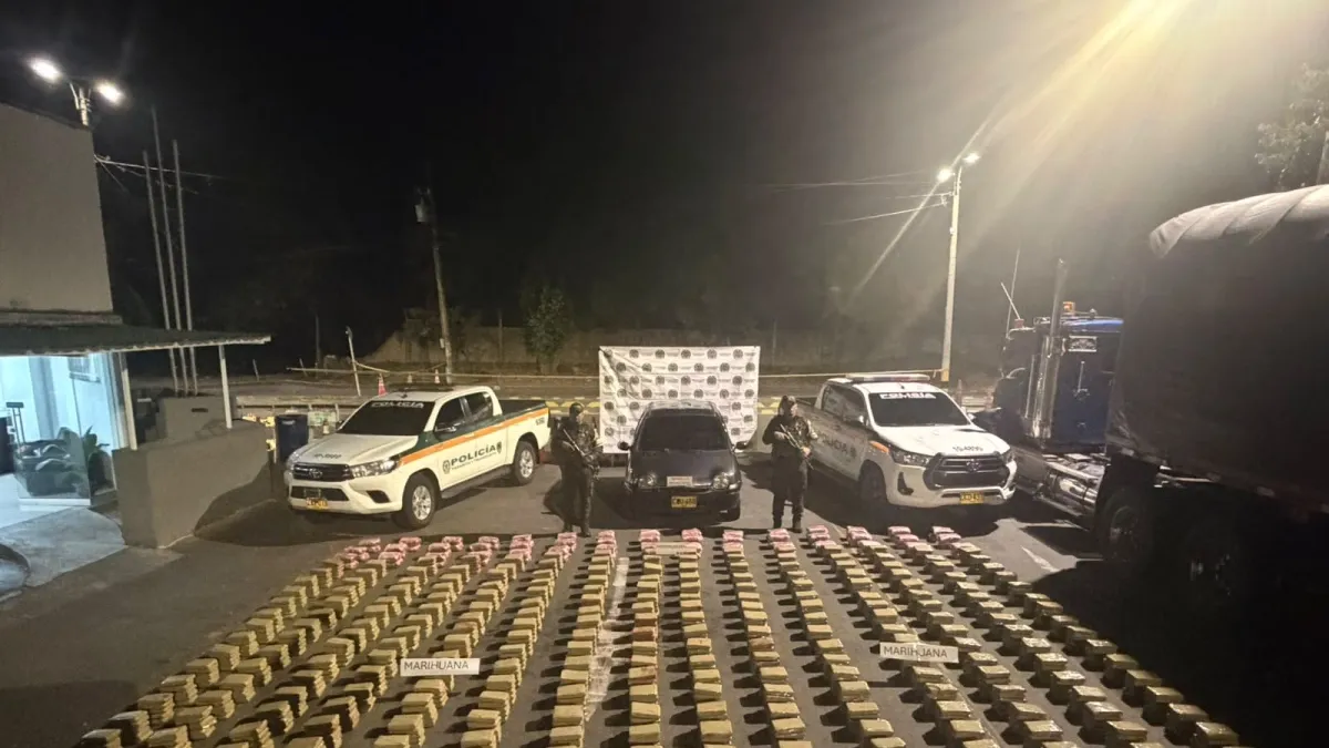 Persecución en contravía y cargamento abandonado: así cayó un envío de marihuana avaluado en $ 574 millones en vía del Valle del Cauca