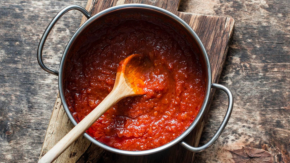 Salsa de tomate casera sin aditivos ni conservantes: la receta fácil con tomate, ajo, cebolla y zanahoria que sugieren los chefs