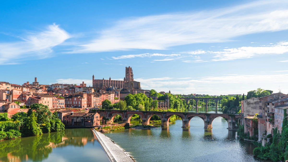 Albi: la joya del sur de Francia que invita a recorrer sus callecitas a pie, un castillo y jardines imponentes