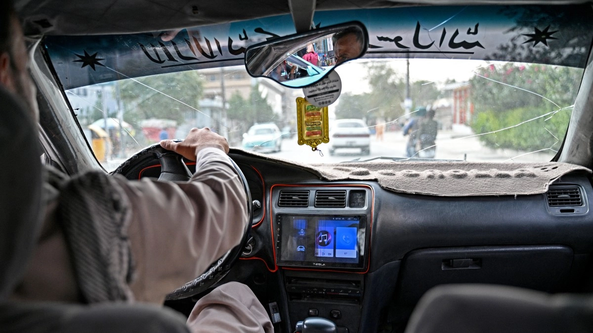 ‘La cultura afgana no debería desaparecer’: así es cómo taxistas en Kabul desafían al régimen talibán y vuelven a poner música pese a restricciones