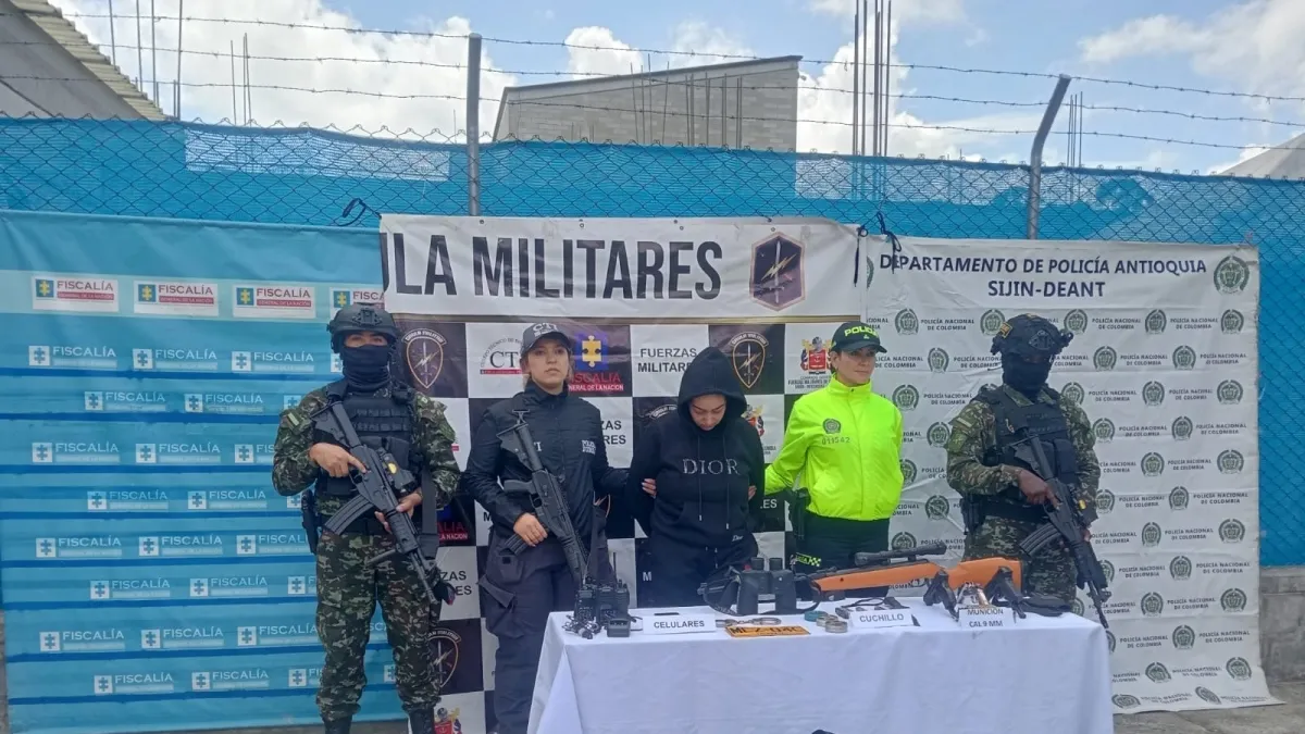 Hallan depósito del ‘clan del Golfo’ con armas y uniformes de Policía y EPM en Antioquia