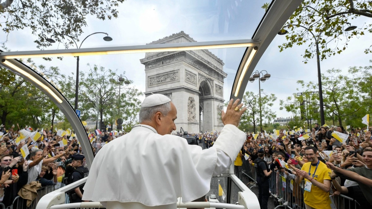 El papa León XIV reúne a cientos de miles de fieles en una misa multitudinaria en los Campos Elíseos de París