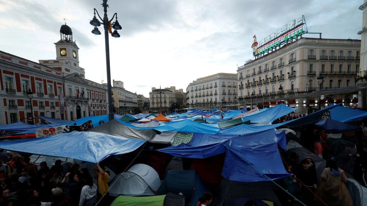 Las claves de los decretos Maricarmen en España para contener crisis de arriendos, desalojos y acampada en la Puerta del Sol