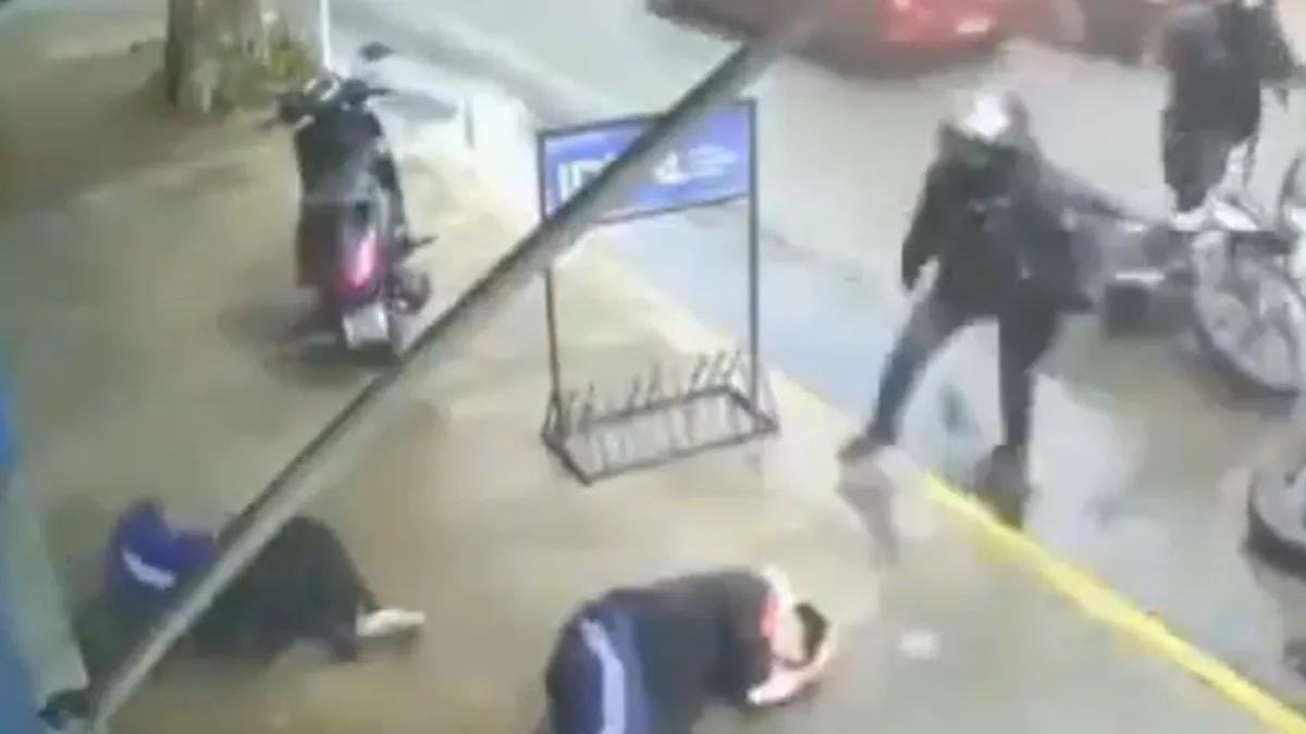 Video | Dos menores quedaron heridos segundos después de robar una moto: salieron despedidos, se arrastraron por la acera y chocaron contra un local