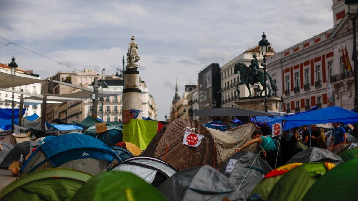 Protestas por la crisis de vivienda en Madrid desafían orden de desalojo y mantienen campamento en la Puerta del Sol