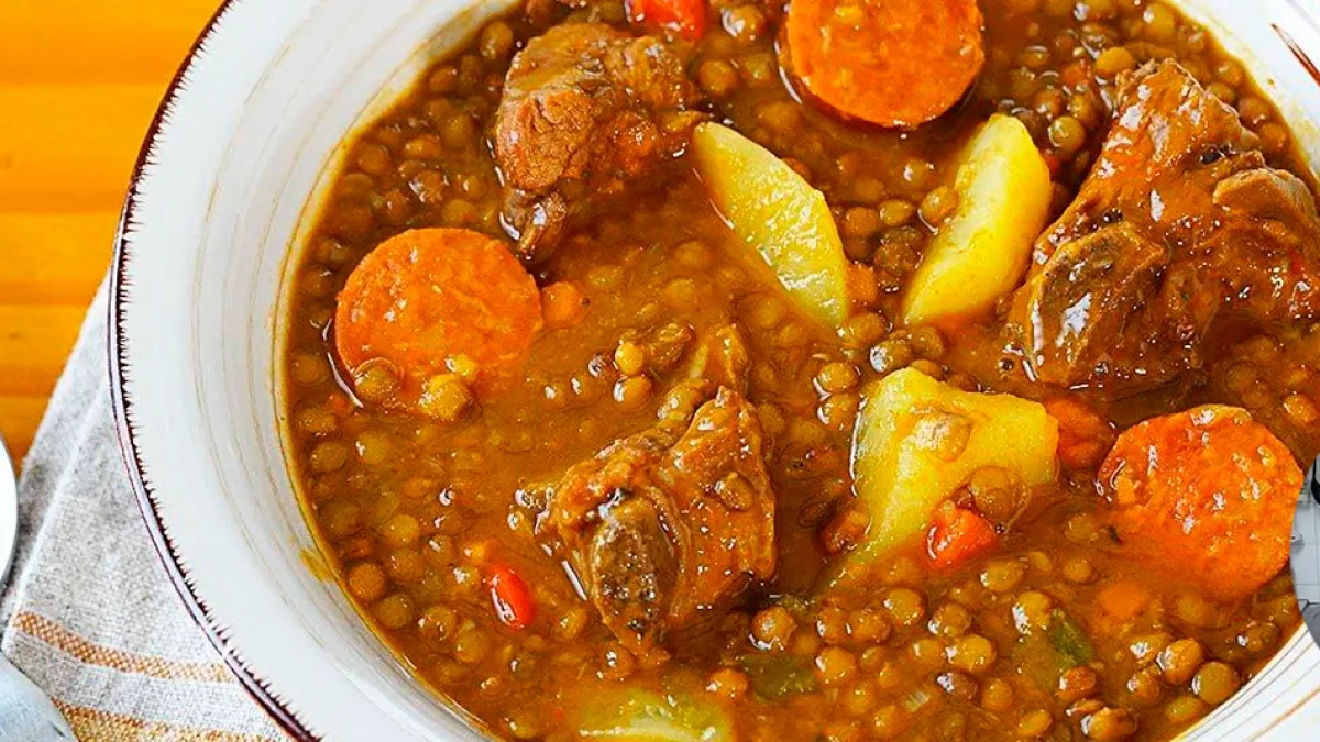 Alfonsa, cocinera: ‘El comino es la alegría de la lenteja’ en esta receta de lentejas con costillas