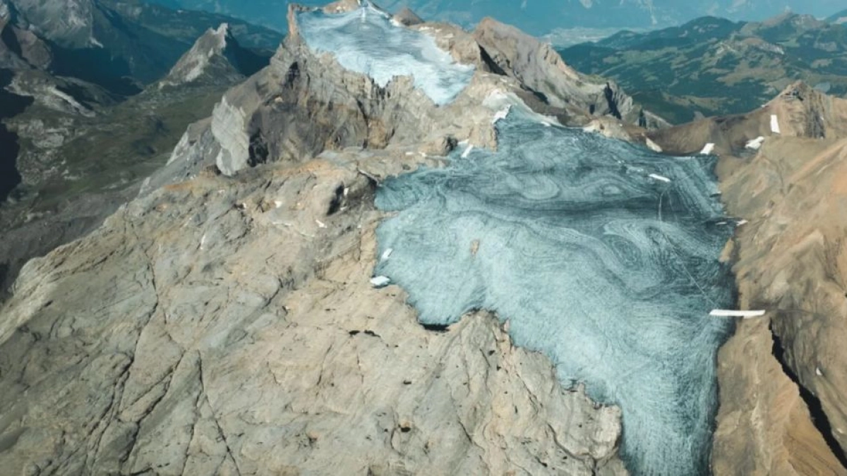 Cuatro estudiantes suizos cubrieron un glaciar de los Alpes con lana de oveja durante tres meses y lograron frenar su deshielo en más de un 50 %