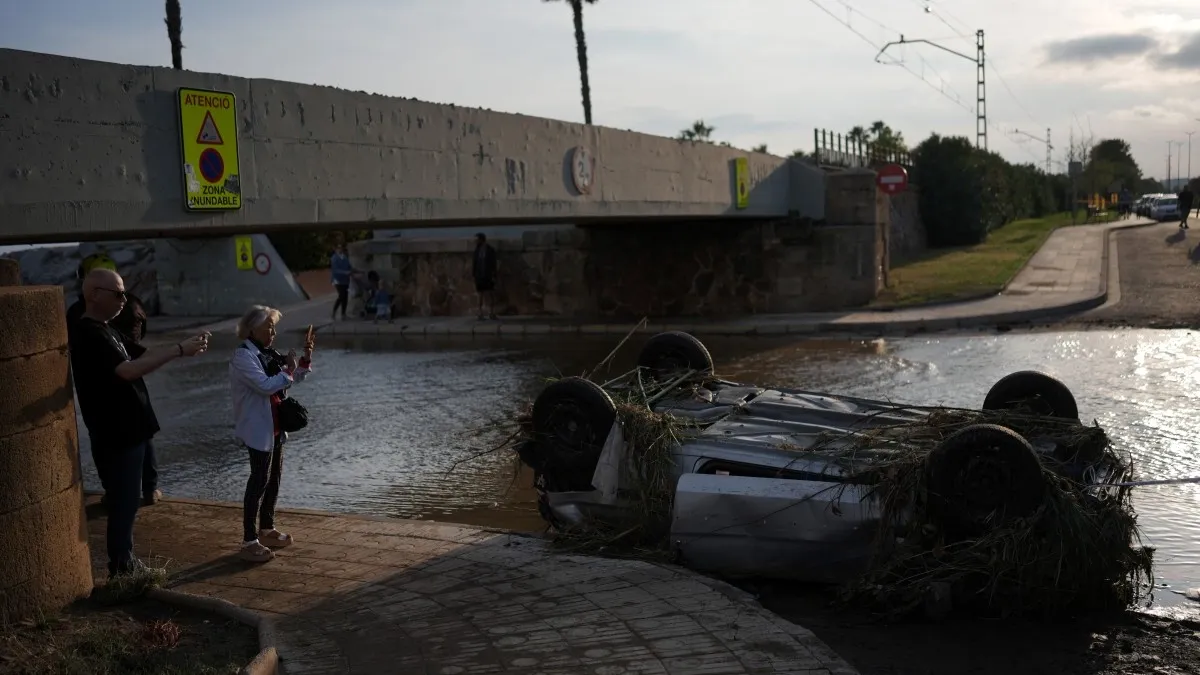 Un insólito temporal ‘tropical’ en Cataluña causa dos muertos y deja récords de lluvia, inundaciones y carreteras cortadas