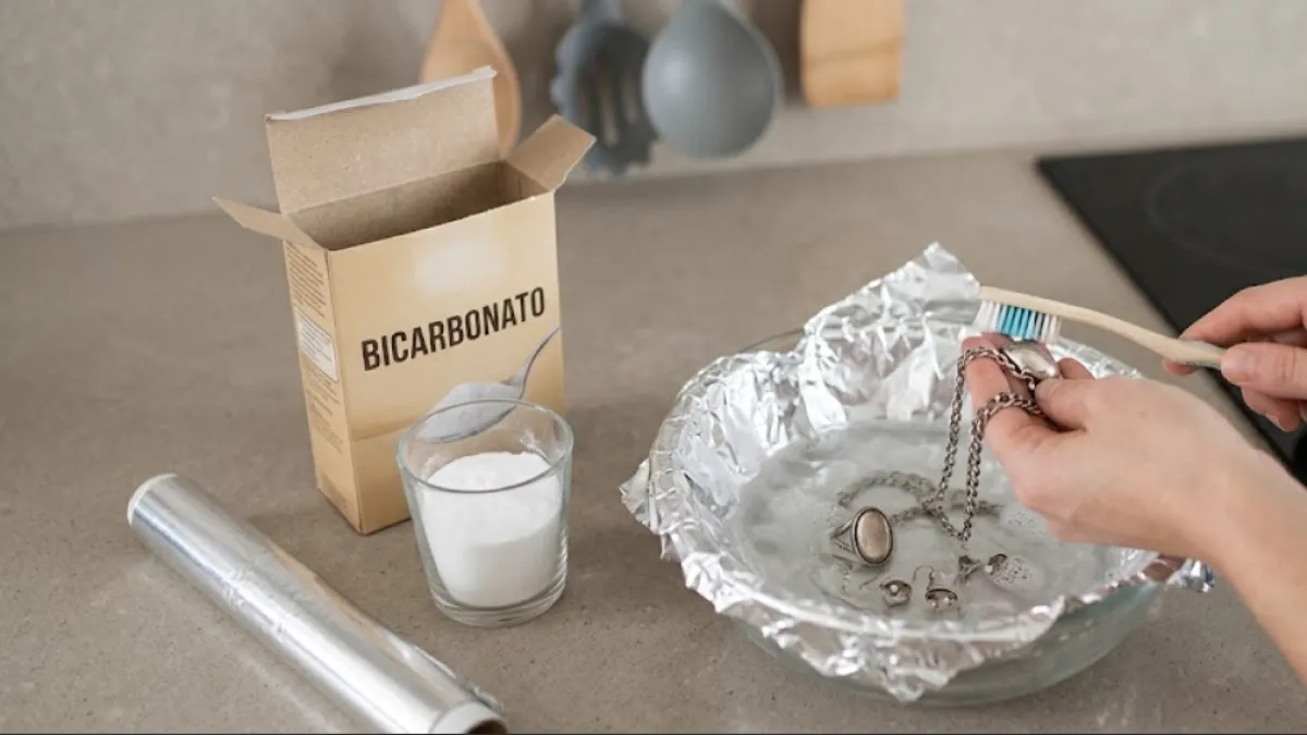 ¿Cómo limpiar y recuperar el brillo de las joyas de plata en casa? El sencillo truco con agua caliente, bicarbonato y aluminio