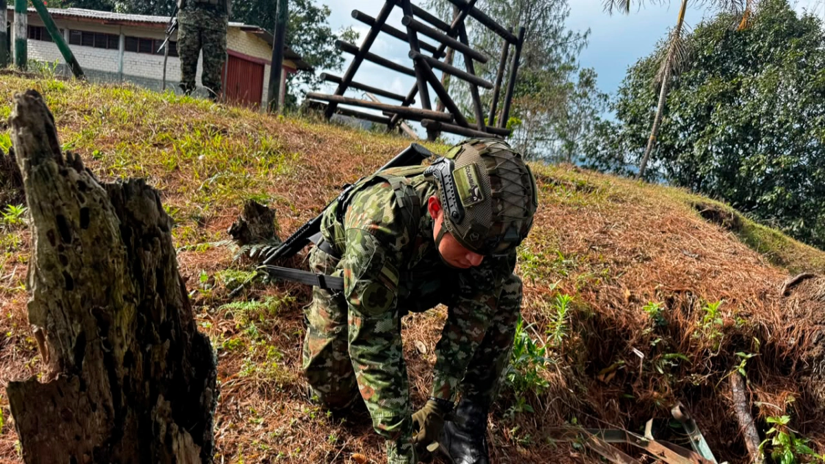 Con picos y palas: comunidades de El Patía, Cauca, intentan habilitar importante vía rural destruida por explosión atribuida a disidencias