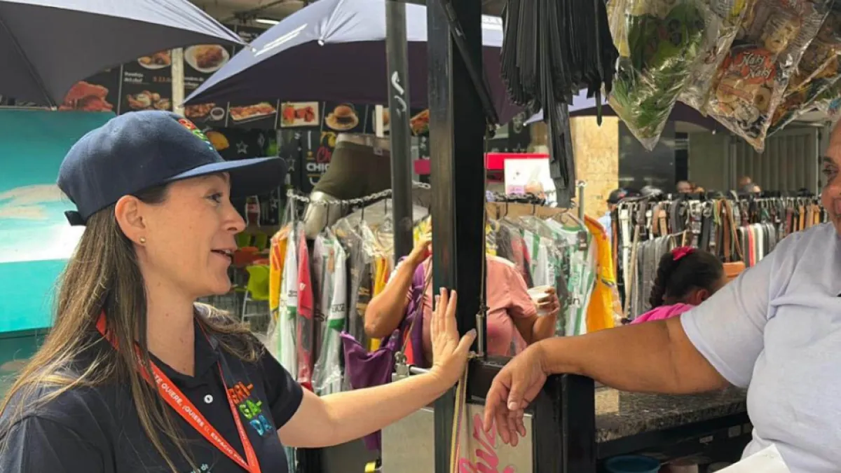 Medellín reubica a 108 vendedores de tinto en el Parque Berrío: entregarán carritos, ofrecerán rutas de empleo y capacitación