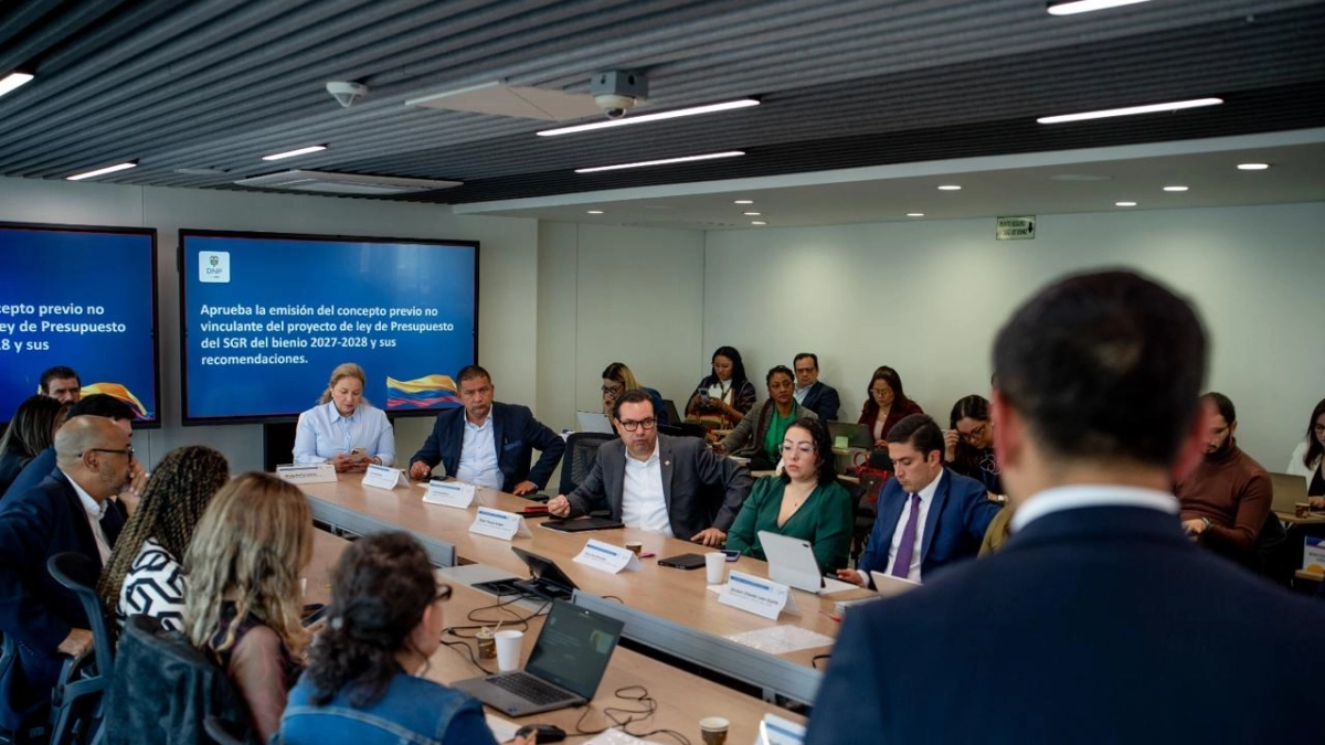 ¿Por qué el aumento del 23% del salario mínimo decretado por Petro tiene a los departamentos pidiendo una forma nueva de clasificar a los municipios?