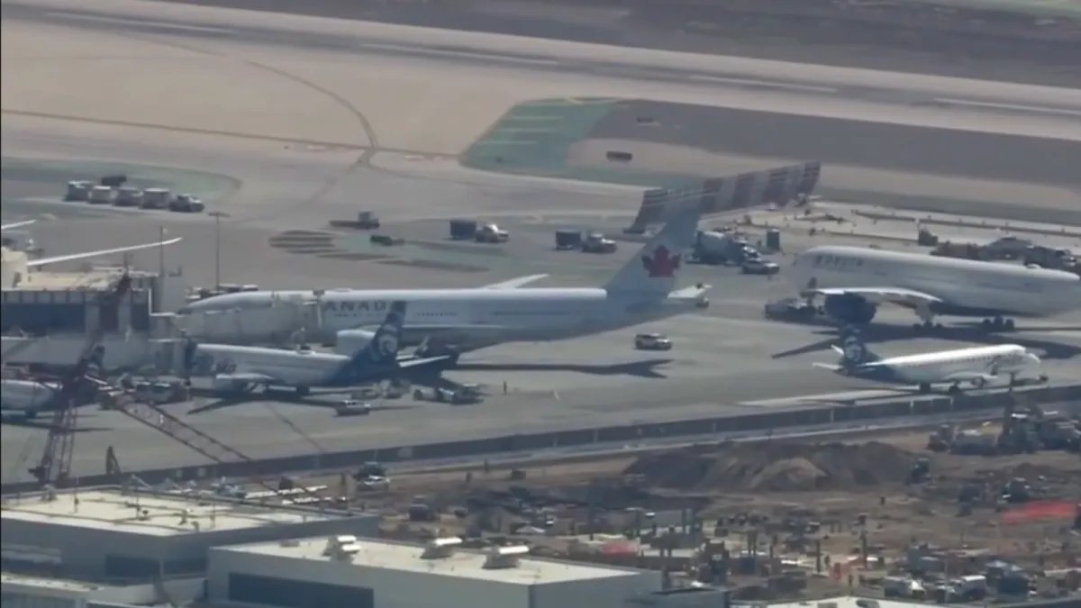 Dos aviones chocaron en la pista del Aeropuerto Internacional de Los Ángeles momentos antes del despegue; no se reportaron heridos