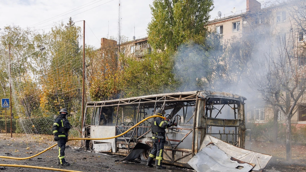 Bombardeo de Rusia contra dos autobuses deja 30 personas muertas en Ucrania, en medio de supuestas nuevas directrices de Putin