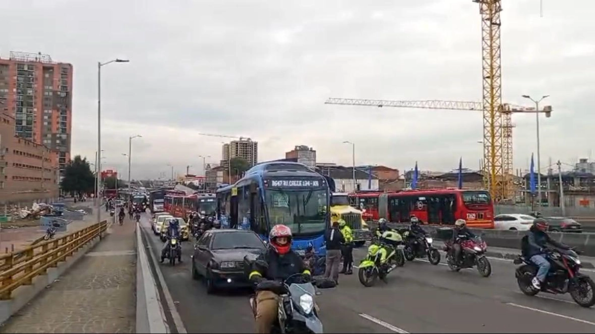 Movilidad Bogotá hoy viernes 9 de octubre: accidente entre bus SITP y motociclista en la NQS con calle 12B afecta el tránsito en Los Mártires