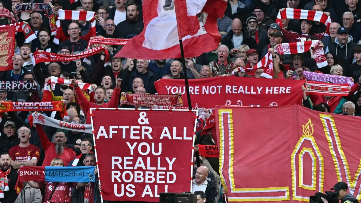 Hostilidad total contra el Manchester City: hinchas del Liverpool los acusan de ‘tramposos’ en una llegada caótica a Anfield Road (video)