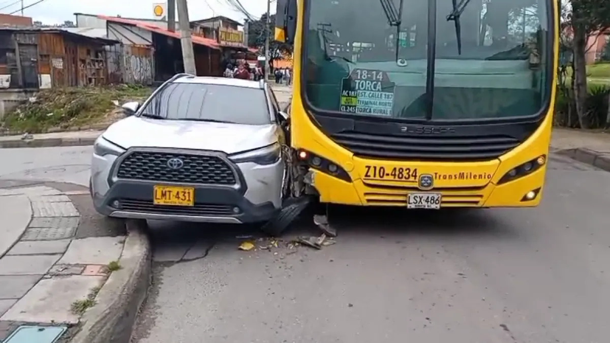 Movilidad Bogotá hoy martes 13 de octubre: accidente en la localidad de Usaquén, entre un carro y un bus del Sitp; afectación en un carril