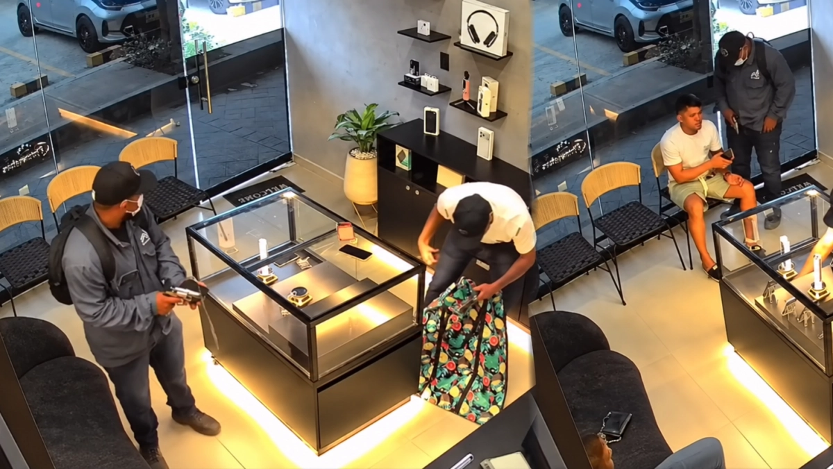 ¡Solo llevaban dos días abiertos! Ladrones armados asaltaron una tienda de celulares en Soledad, vaciaron las vitrinas y huyeron con más de 25 iPhones